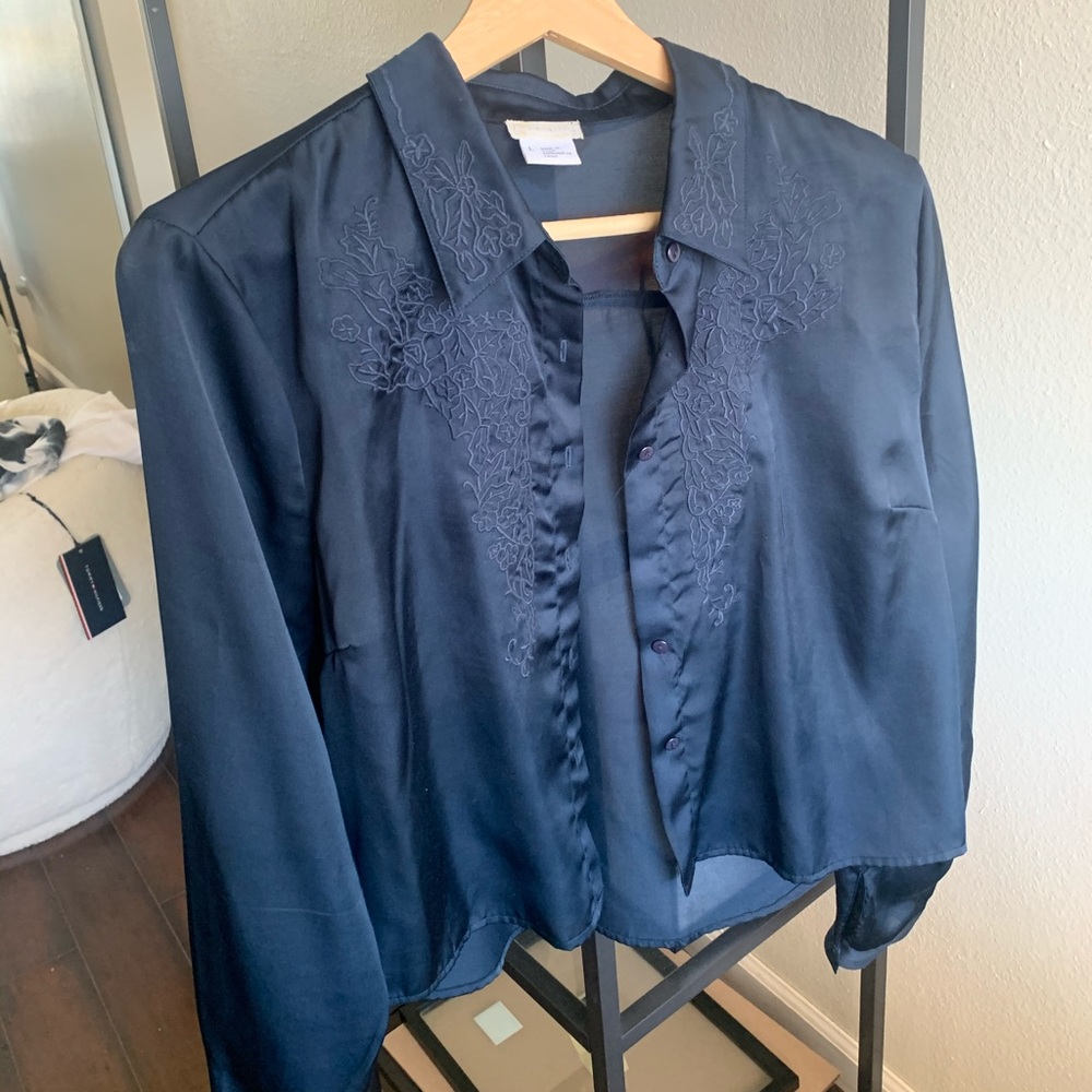 UO button up top